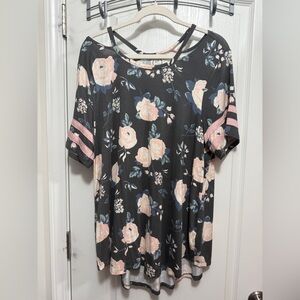 Maurices Top Women's XL Gray Floral Print‎ Short Sleeve V Neck 24/7 Baseball Tee